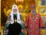 Святейший Патриарх Кирилл наградил епископа Максима церковной наградой 