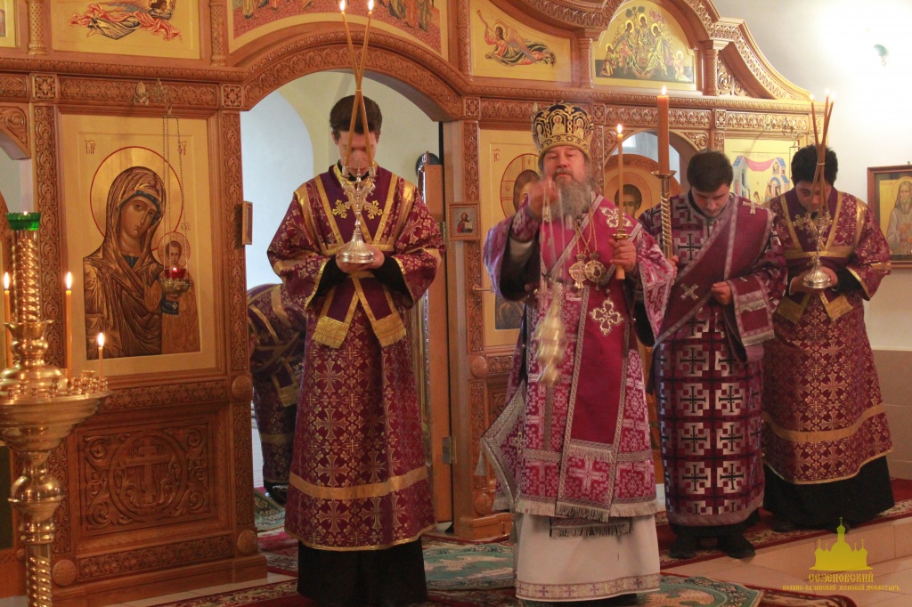 Архиерейское богослужение в Неделю Крестопоклонную