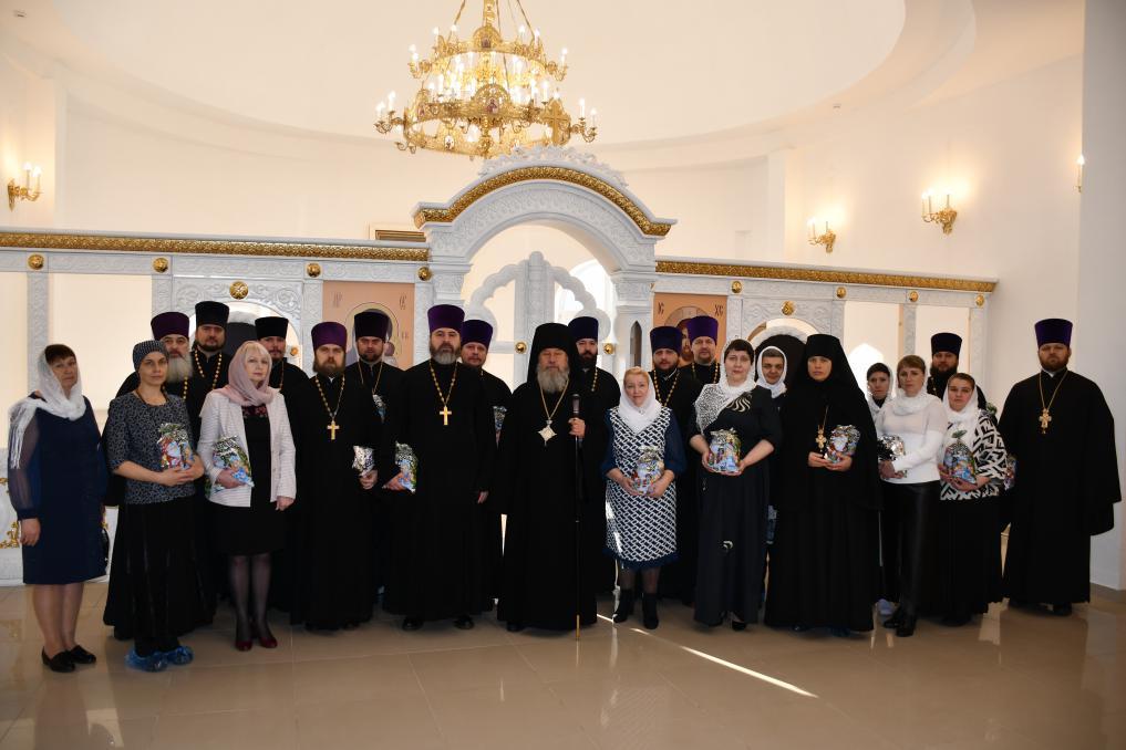 Сотрудники епархиального управления поздравили Владыку Максима с Рождеством Христовым 