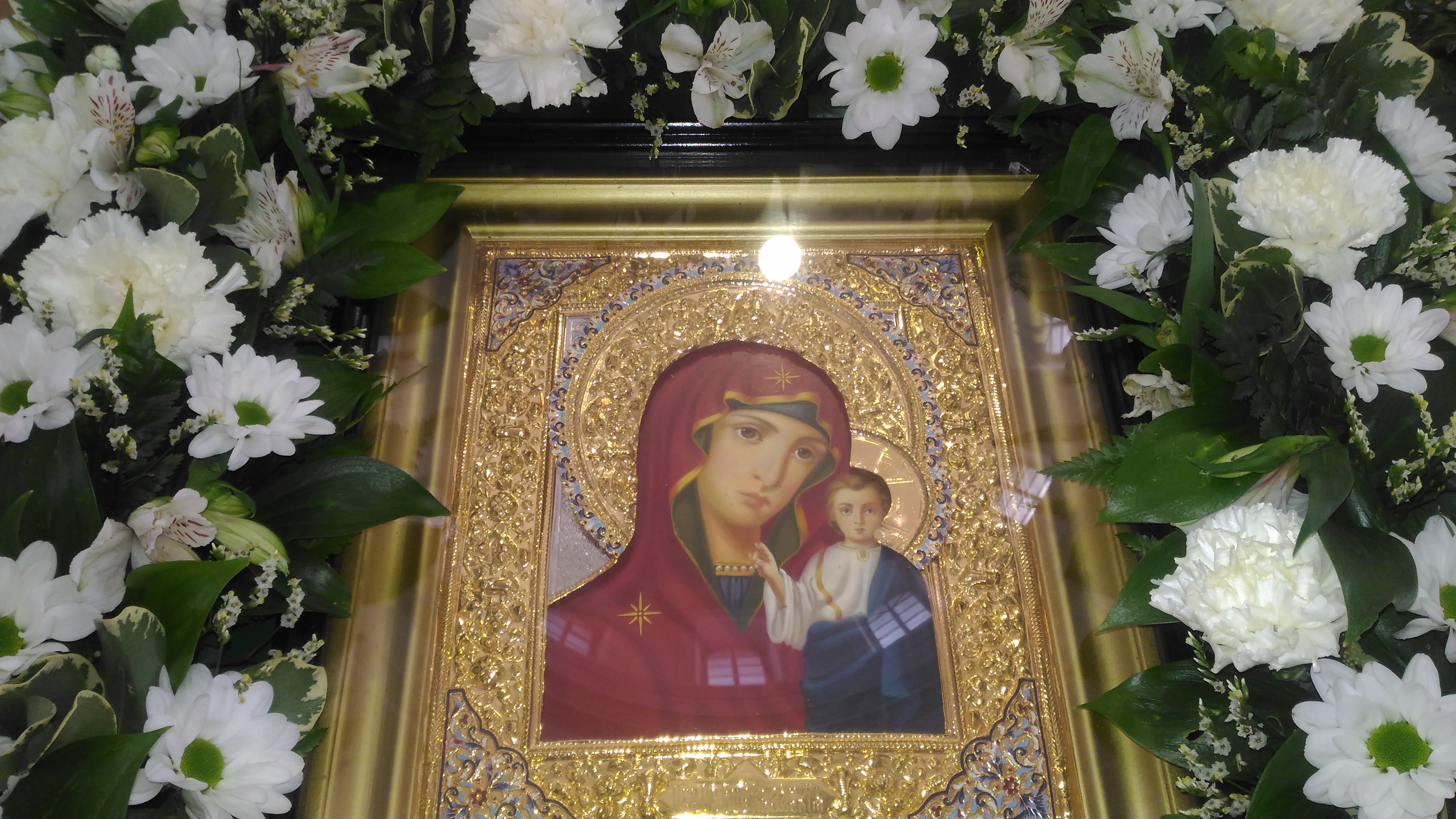 Притецем, людие, к тихому сему и доброму пристанищу и покрову Девы