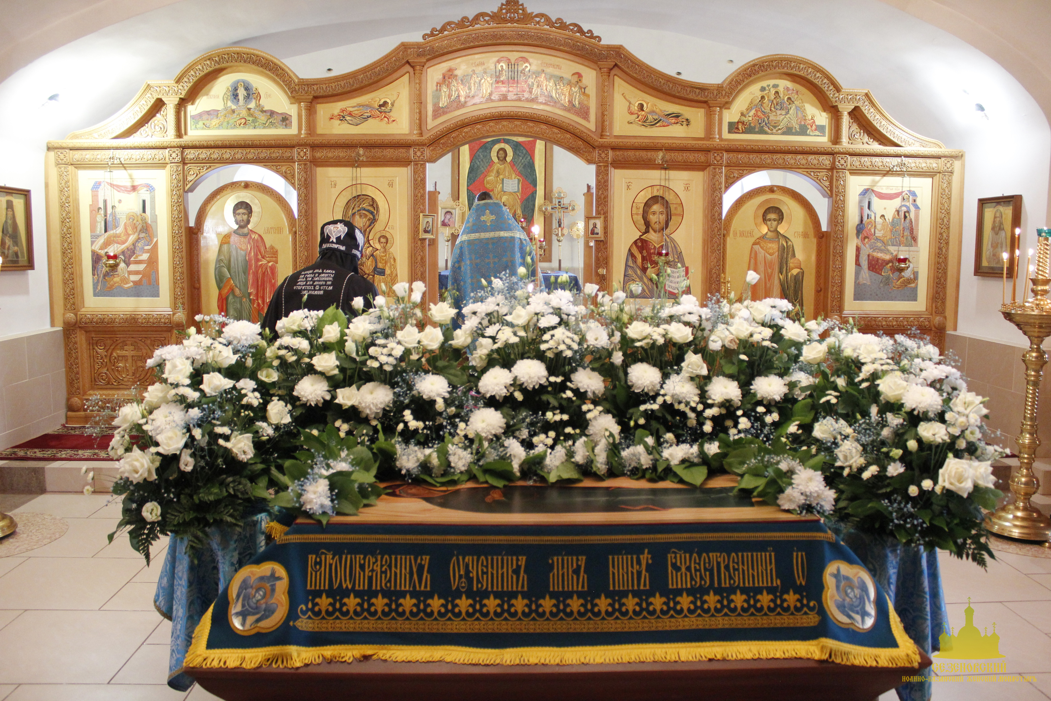 Прииди́те, вси концы земни́и, честнóе преставлéние Богома́тере восхва́лим