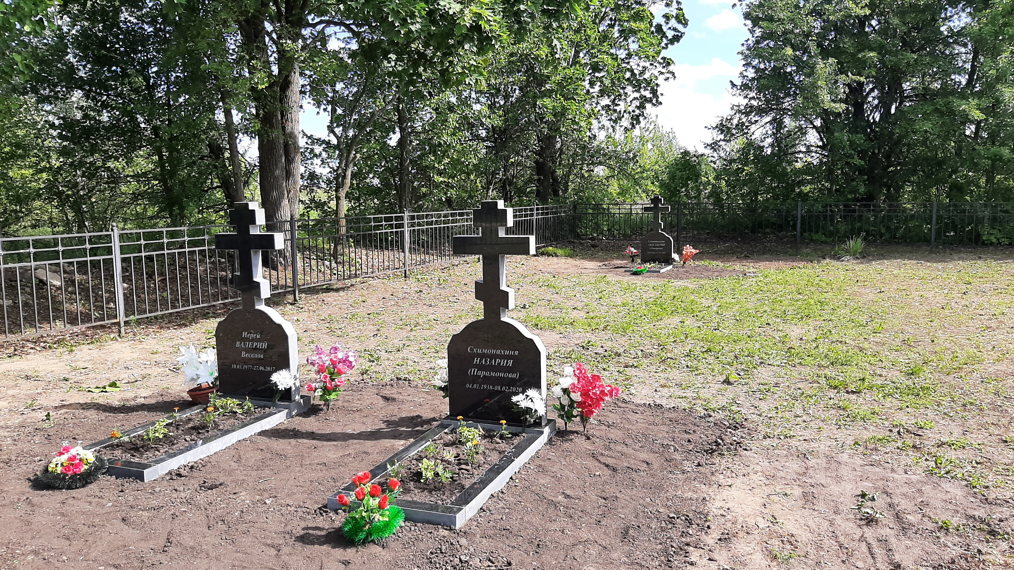 На монастырском кладбище установлены памятники