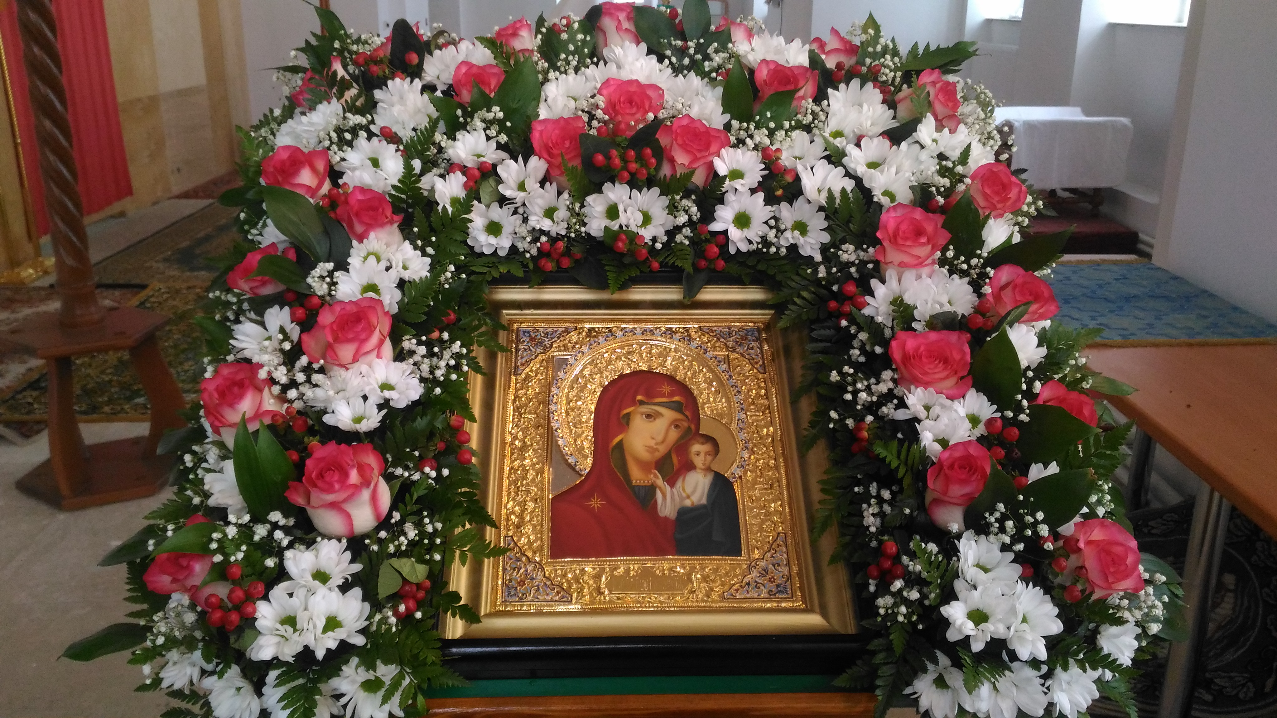Радуйся, Заступнице рода христианского.