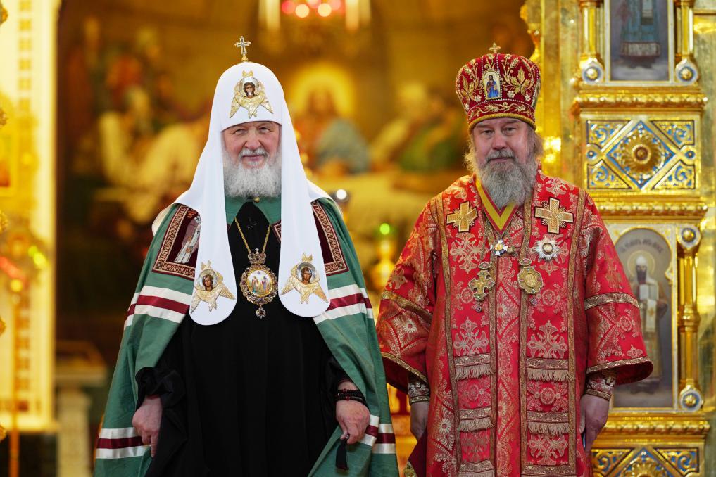 Святейший Патриарх Кирилл наградил епископа Максима церковной наградой 