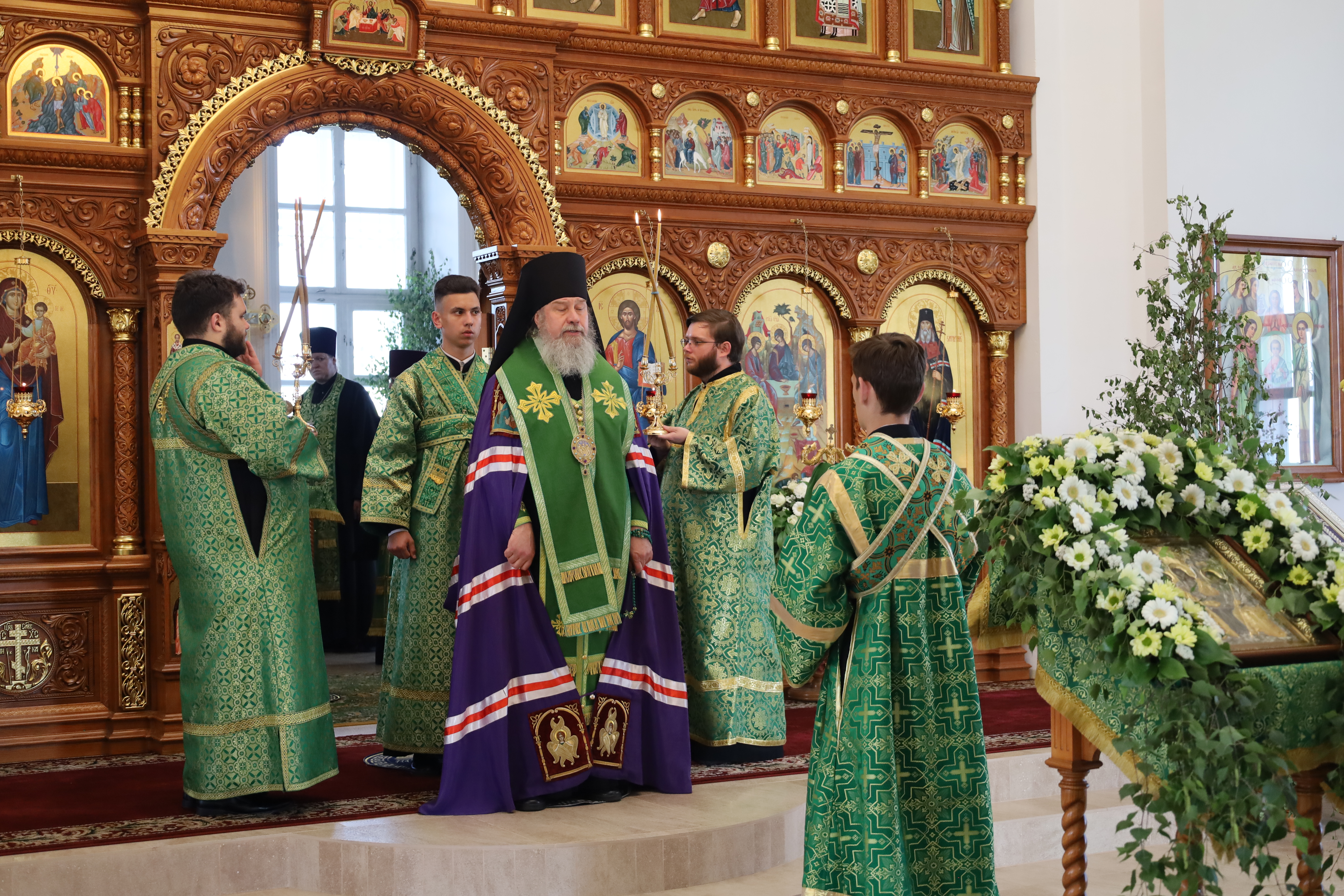 Всенощное бдение архиерейским чином в канун праздника Пятидесятницы.