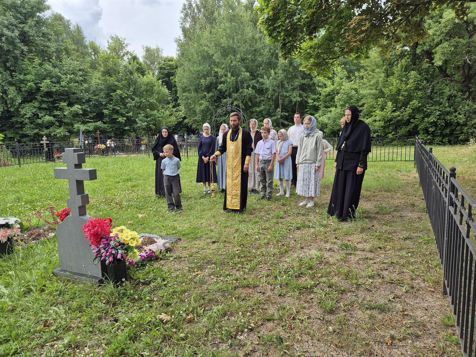 В Сезеновской обители молитвенно почтили память иерея Валерия Веселова — фото 7