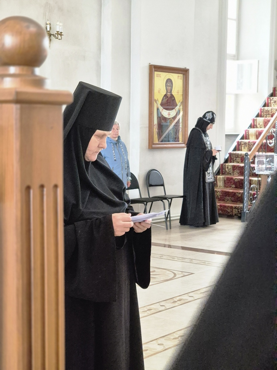 В Троицкую  родительскую субботу в Сезеновском монастыре прошли заупокойные богослужения. — фото 9