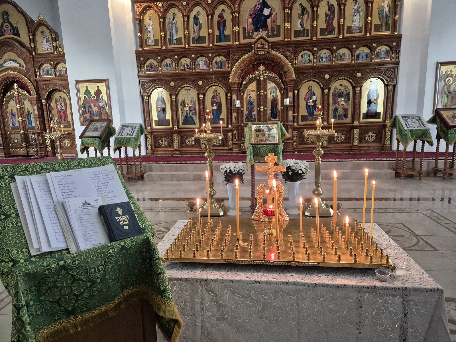 В Троицкую  родительскую субботу в Сезеновском монастыре прошли заупокойные богослужения. — фото 1