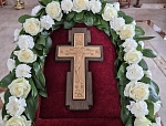 Крест воздвизается днесь, и мир освящается...