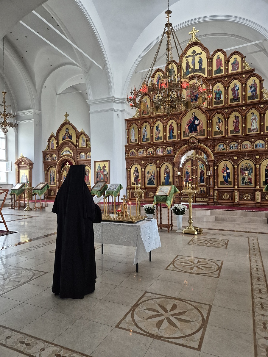В Троицкую  родительскую субботу в Сезеновском монастыре прошли заупокойные богослужения. — фото 4
