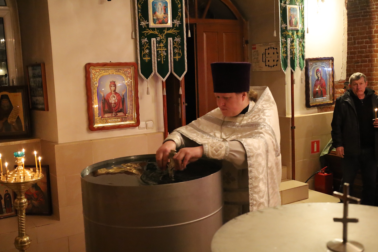 Явися Спас, благодать и истина, во струях Иорданских — фото 20